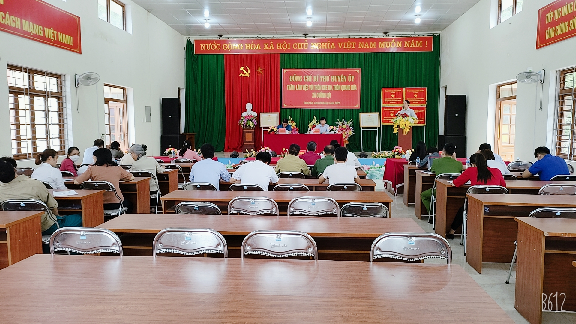 Đồng chí Vi Văn Chung - Bí thư chi bộ thôn Quang Hòa, báo cáo công tác triển khai học tập chuyên đề trong sinh hoạt Chi bộuyên đề